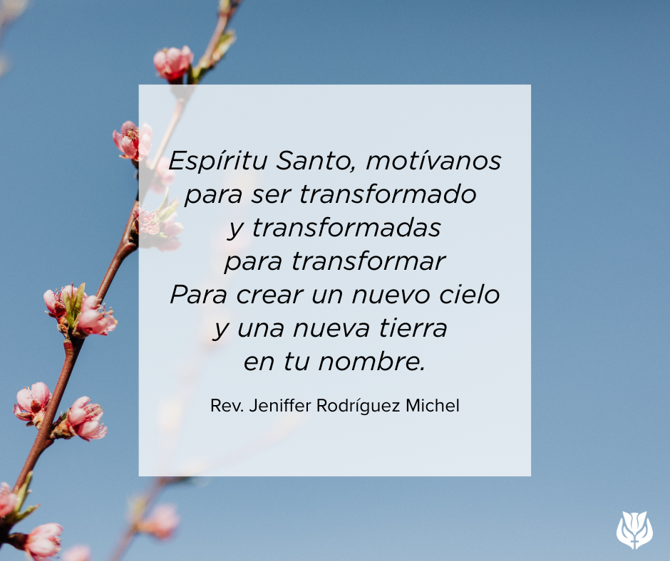 Imagen de capullos rosados contra un cielo azul con las palabras: «Espíritu Santo, motívanos para ser transformados y transformadas a fin de transformar, para crear un nuevo cielo y una nueva tierra en tu nombre» —Rvda. Jeniffer Rodríguez Michel