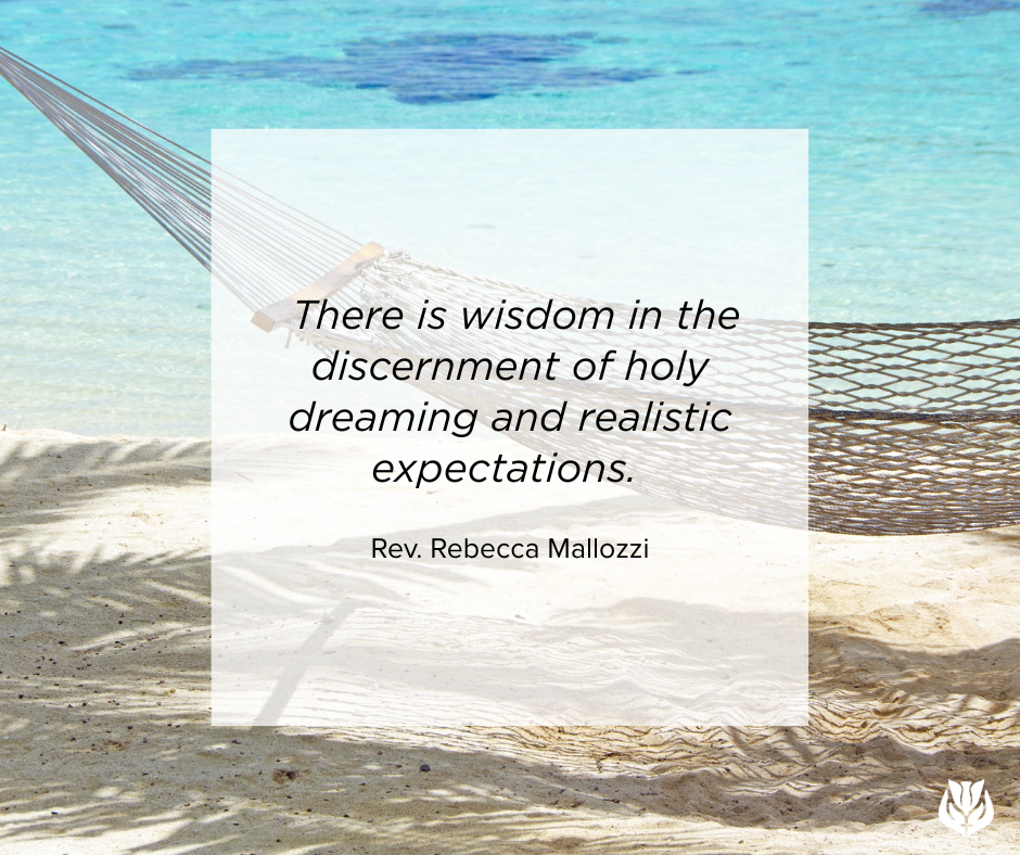 Imagen de una hamaca en la playa con la frase: «Hay sabiduría en el discernimiento entre los sueños sagrados y las expectativas realistas». —Rvda. Rebecca Mallozzi