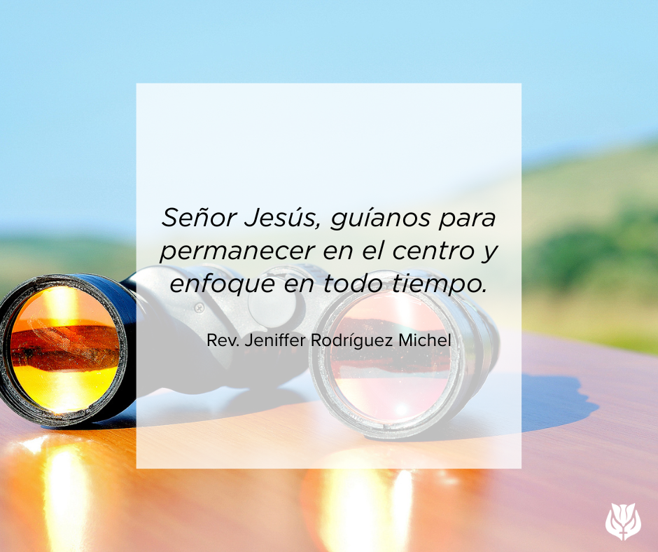 una imagen de un par de binoculares sobre una mesa con las palabras: «Señor Jesús, guíanos para permanecer en el centro y enfocarnos en todo momento». — Rev. Jeniffer Rodríguez Michel