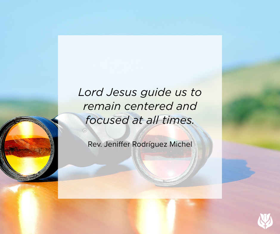 una imagen de un par de binoculares sobre una mesa con las palabras: «Señor Jesús, guíanos para que mantengamos el equilibrio y la concentración en todo momento». — Rev. Jeniffer Rodríguez Michel